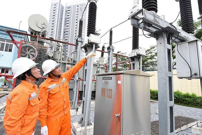 Nhân viên EVNHANOI kiểm tra các trạm biến áp, các đường dây 110kV, 220kV tại Hà Nội.	Ảnh: EVN