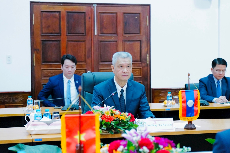 Bí thư Thành ủy, Chủ tịch HĐND Thủ đô Vientiane Anouphap Tounalom phát biểu chào mừng Đoàn đại biểu cấp cao Thủ đô Hà Nội tại buổi hội đàm.