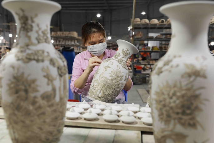 Sản xuất gốm sứ tại xã Bát Tràng, huyện Gia Lâm, thành phố Hà Nội