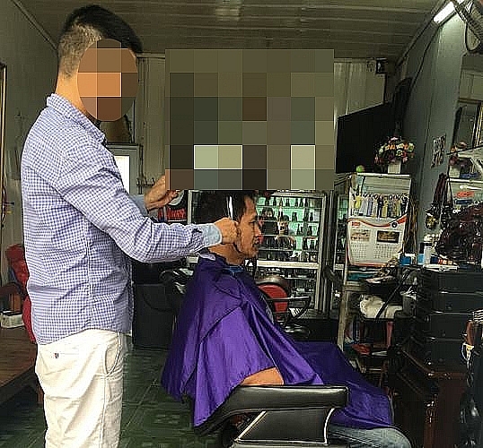 Sau khi cai nghiện thành công, anh Ngô Huy T sớm hòa nhập cộng đồng, có thu nhập ổn định nhờ công việc cắt tóc. Ảnh: Tuyết Nhi