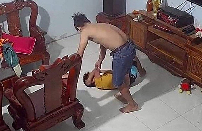 Bé trai bị gã cha dượng bạo hành tại nhà (Ảnh: Cắt từ clip)