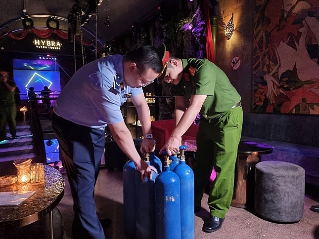 Lực lượng chức năng đột kích quán bar trên địa bàn quận Hoàn Kiếm bắt giữ lượng lớn bình khí N2O. Ảnh: Tiền Phong