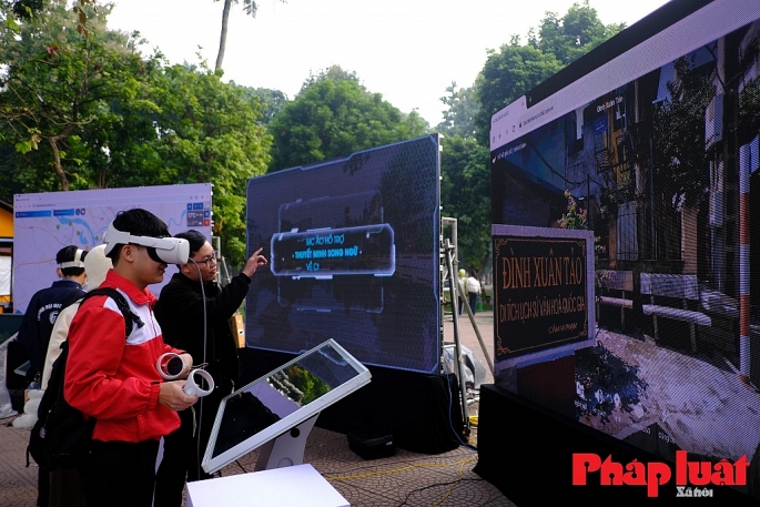 Trải nghiệm thực tế ảo VR 360 các địa chỉ đỏ trên địa bàn Hà Nội tại Festival Thanh niên quốc tế lần thứ 2 năm 2023 do Thành Đoàn - Hội Sinh viên Việt Nam TP Hà Nội tổ chức vào tháng 12/2023. Ảnh: Khánh Huy