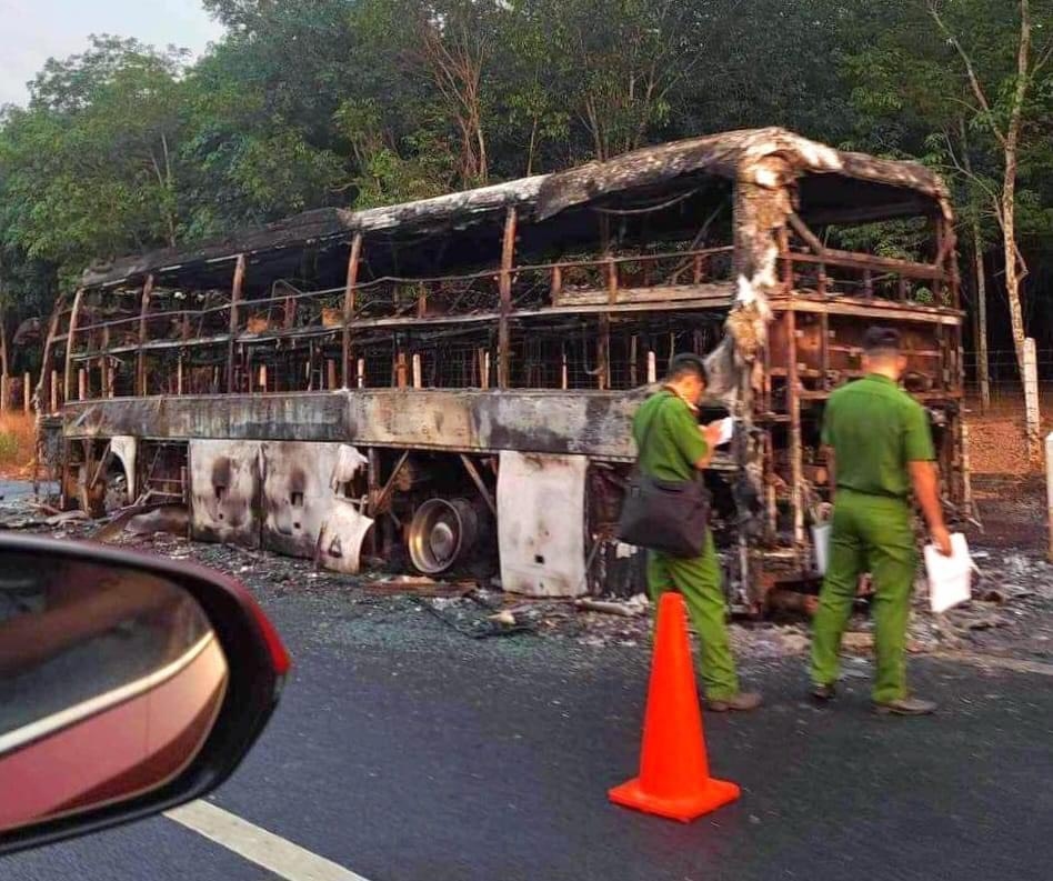 Điều tra nguyên nhân xe khách giường nằm cháy rụi trên cao tốc Phan Thiết - Dầu Giây