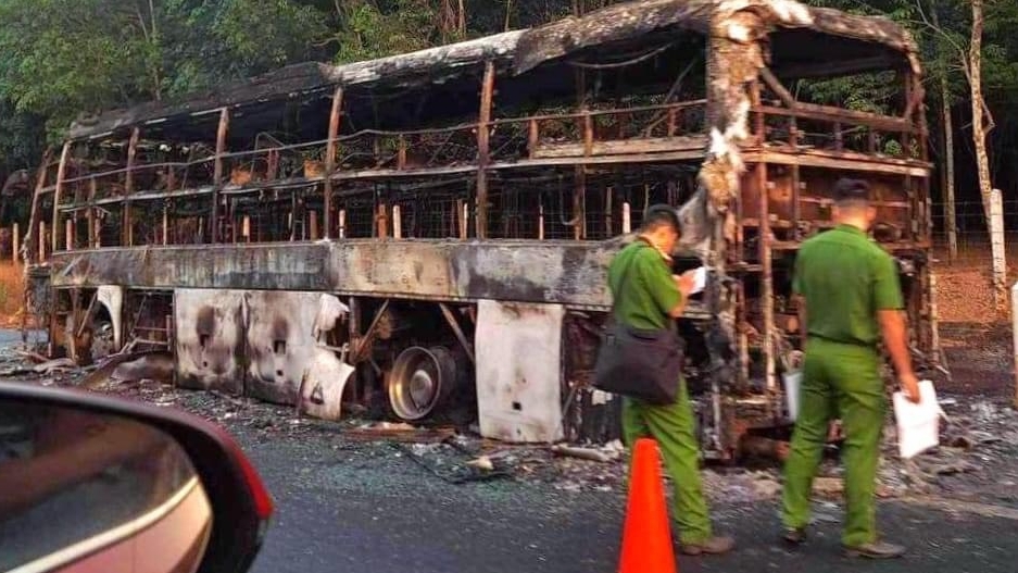 Điều tra nguyên nhân xe khách giường nằm cháy rụi trên cao tốc Phan Thiết - Dầu Giây