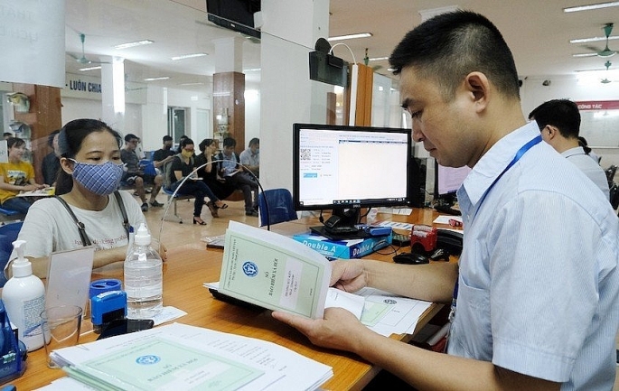Người dân làm thủ tục bảo hiểm xã hội tại Hà Nội.     Ảnh: Lê Anh