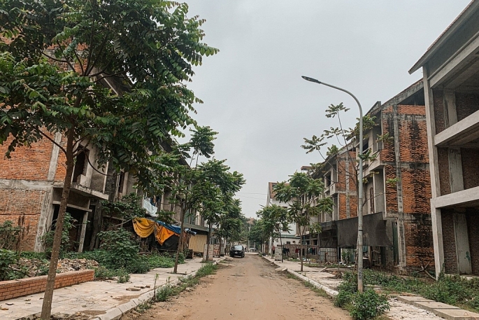 Dãy biệt thự liền kề bỏ hoang được một số người dân cho công nhân thuê lại ở khu đô thị Nam An Khánh.  Ảnh: Duy Linh