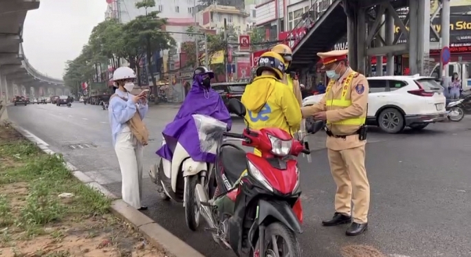 CSGT Hà Nội tăng cường xử lý xe máy đi ngược chiều, nhiều người quay đầu bỏ chạy