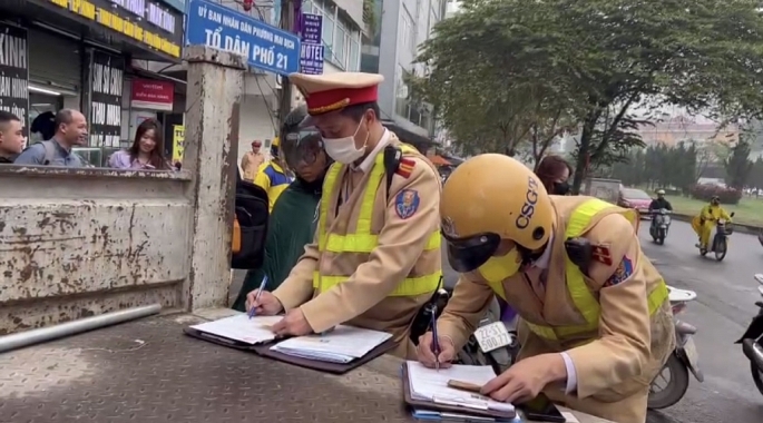 CSGT Hà Nội tăng cường xử lý xe máy đi ngược chiều, nhiều người quay đầu bỏ chạy