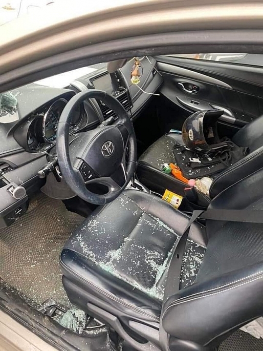 Xe ô tô bị đập vỡ kính bên ghế lái (Ảnh: cắt từ video)