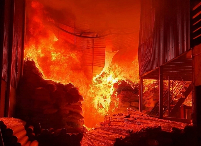 Hỏa hoạn thiêu rụi 3 xưởng kinh doanh dịch vụ ở Cụm công nghiệp làng nghề Yên Đồng