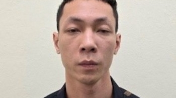Kiểm tra thanh niên nghi vấn ở phố Giang Văn Minh, phát hiện đối tượng trốn truy nã