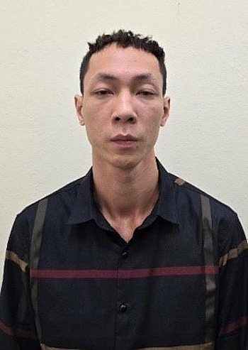 Kiểm tra thanh niên nghi vấn ở phố Giang Văn Minh, phát hiện đối tượng trốn truy nã