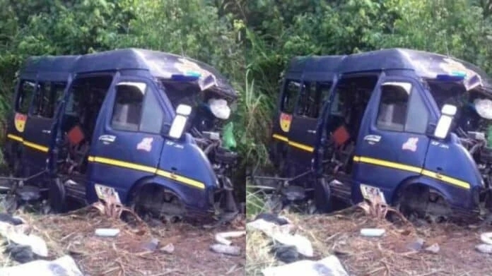 Hai xe buýt tông trực diện nhau khiến 21 người tử vong