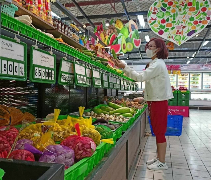 Người dân mua sắm tai siêu thị Co.opmart  khu đô thị Vic