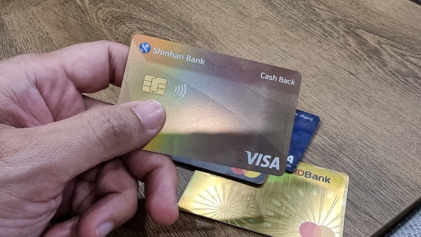 Làm gì để tránh “bẫy” nợ thẻ tín dụng?