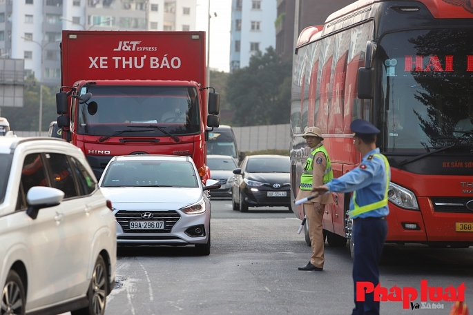 Lực lượng chức năng điều tiết giao thông ở cửa ngõ phía Nam Hà Nội.   	Ảnh: Khánh Huy