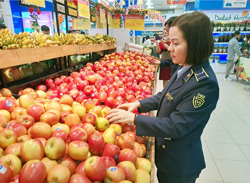 Quản lý thị trường Hà Nội kiểm tra chất lượng hàng hóa tại siêu thị Co.op Mart.	Ảnh: H. Nam