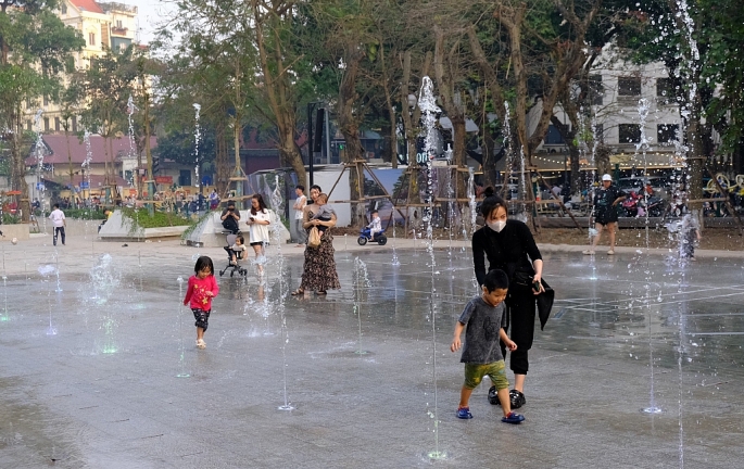 Màn trình diễn nhạc nước tại vườn hoa Vạn Xuân, quận Ba Đình, Hà Nội
