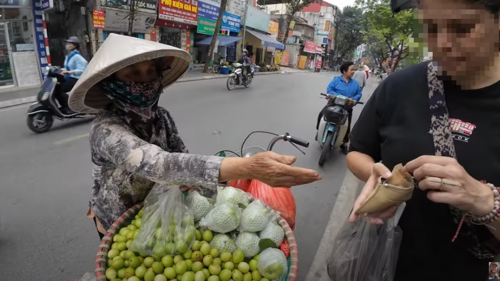 Xử phạt người phụ nữ bán hàng rong có ý định “chặt chém” du khách nước ngoài