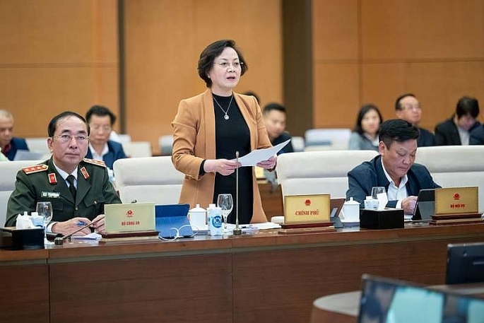 Bộ trưởng Bộ Nội vụ Phạm Thị Thanh Trà trình bày các tờ trình TP Bến Cát và TP Gò Công