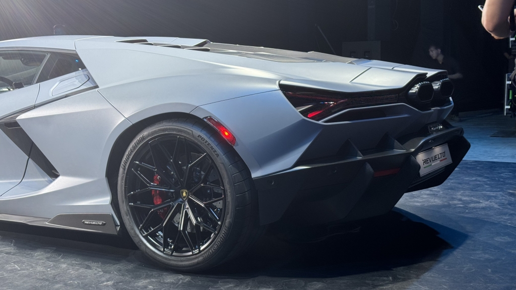 Lamborghini Revuelto ra mắt đầy ấn tượng tại thị trường Việt Nam