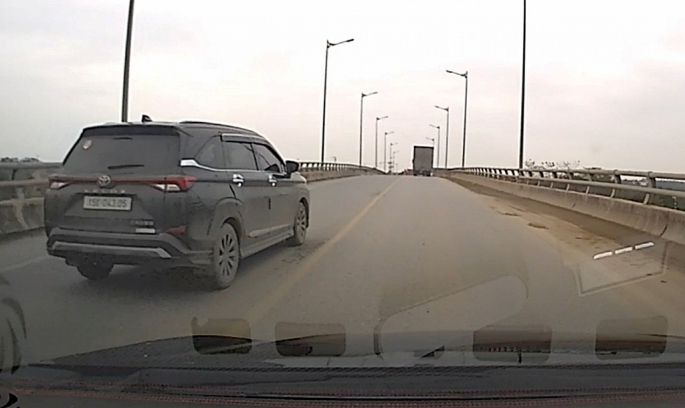 Hình ảnh phản ánh về việc xe ô tô BKS 15K-043.05 vượt xe trên cầu Đăng địa phận xã Tam Đa, huyện Vĩnh Bảo, Hải Phòng