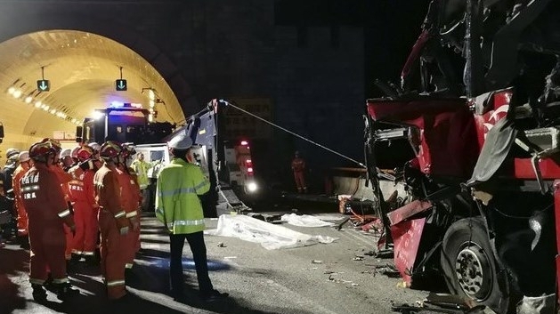 Xe buýt gặp nạn trong đường hầm khiến 14 người tử vong