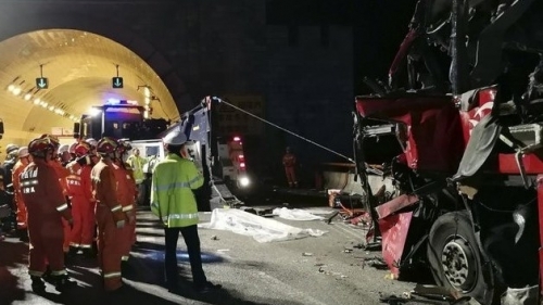 Xe buýt gặp nạn trong đường hầm khiến 14 người tử vong