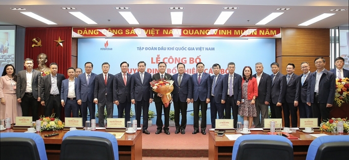Các đồng chí lãnh đạo Ủy ban, Đảng ủy Khối DNTW, lãnh đạo Tập đoàn chúc mừng đồng chí Lê Ngọc Sơn
