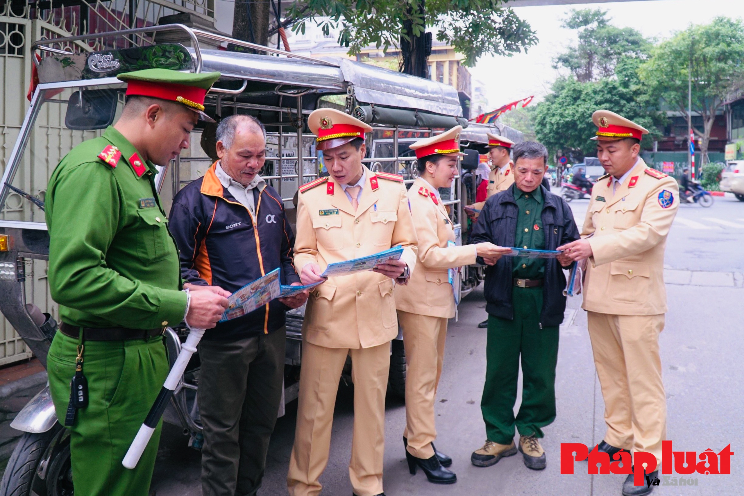 Hà Nội ra quân tuyên truyền không dùng xe ba bánh, xe tự chế chở hàng cồng kềnh