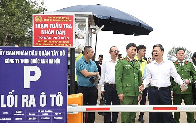 Phó Chủ tịch UBND TP Hà Nội Hà Minh Hải kiểm tra thực tế tại điểm trông giữ xe không dùng tiền mặt tại Phủ Tây Hồ. Ảnh: MA