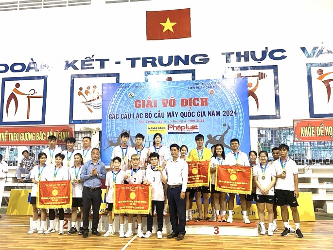 Ông Lâm Thanh Dũng và ông Lê Thanh Sơn trao giải cho các vận động viên