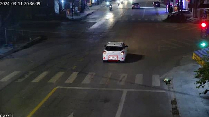 Phương tiện không chấp hành tín hiệu đèn giao thông tại ngã 4 đường Thân Nhân Trung- Lương Văn Nắm. Ảnh: Công an Bắc Giang