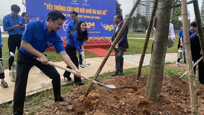 Các đại biểu tham gia Tết trồng cây Xuân Giáp Thìn tại Công viên Mễ Trì, quận Nam Từ Liêm, Hà Nội               Ảnh: Thủy Tiên