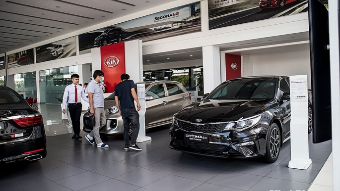 Theo một số chủ  gara ô tô, xe cũ đang tăng cao hơn 10-15% (Ảnh chụp tại một cửa hàng ô tô trên đường Phạm Văn Đồng, Hà Nội). 	Ảnh: Nguyễn Vũ