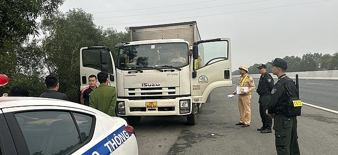 Phát hiện bất ngờ bên trong chiếc ô tô tải dừng đỗ làn khẩn cấp cao tốc Hà Nội – Hải Phòng