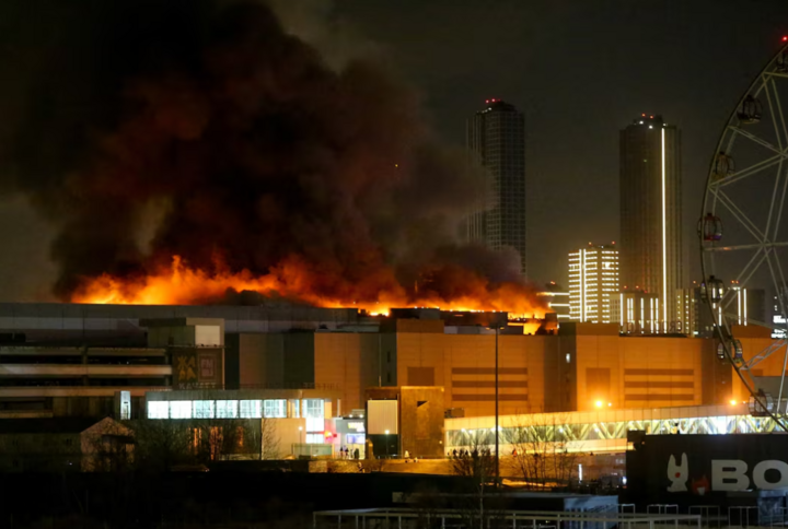 Đám cháy lớn bao trùm địa điểm tổ chức buổi hòa nhạc ở Crocus City Hall sau vụ nổ súng tấn công. (Ảnh: Reuters)