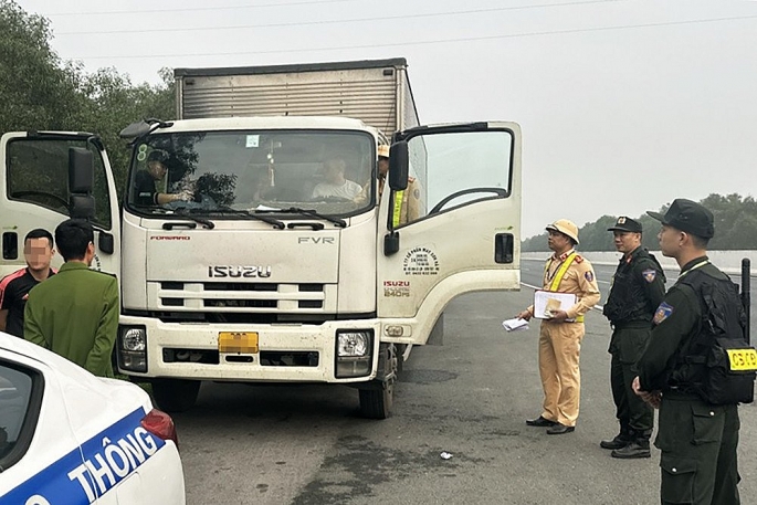 Ô tô tải thùng kín dừng trong làn khẩn cấp trên đường cao tốc Hà Nội - Hải Phòng để đánh bạc bị Cơ quan công an bắt giữ (Ảnh: CQCA cung cấp)