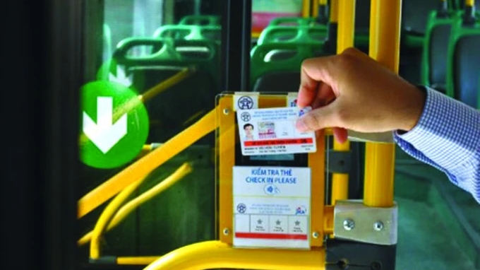 Hà Nội triển khai thí điểm thẻ vé đối với 10 tuyến buýt