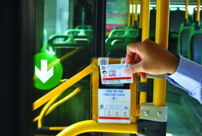 Hà Nội triển khai thí điểm thẻ vé đối với 10 tuyến buýt. Ảnh: P.V