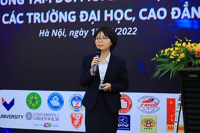Phó Bí thư Đoàn Thanh niên Trường ĐH Ngoại ngữ Nguyễn Thị Ngọc Anh với nhiều mô hình sáng tạo.                Ảnh: NVCC