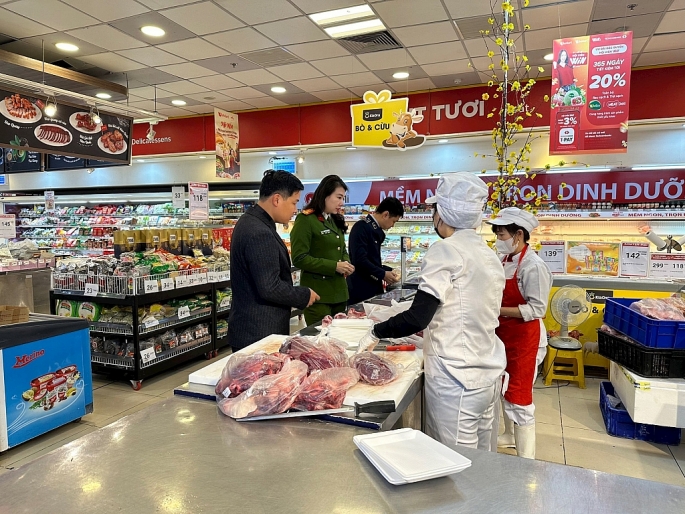 Lực lượng chức năng kiểm tra An toàn thực phẩm tại siêu thị WinMart Nhật Tân, quận Tây Hồ 	Ảnh: Thu Trang