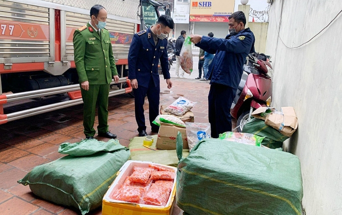 Lực lượng chức năng của Hà Nội đang kiểm tra số thực phẩm không rõ nguồn gốc 