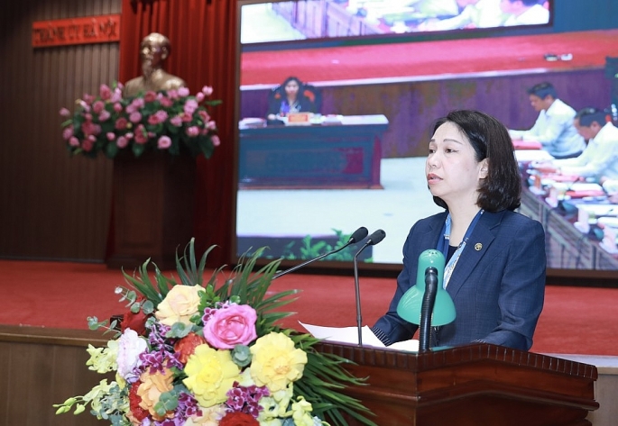 Phó Chủ tịch UBND TP Vũ Thu Hà trình bày báo cáo tại hội nghị.