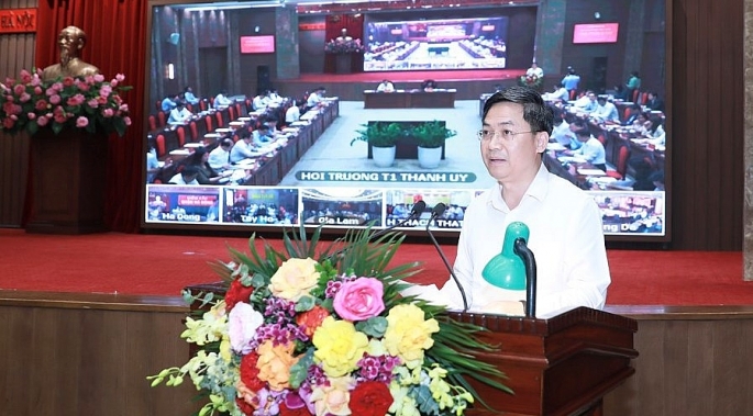 Phó Chủ tịch UBND TP Hà Minh Hải trình bày báo cáo tại hội nghị.