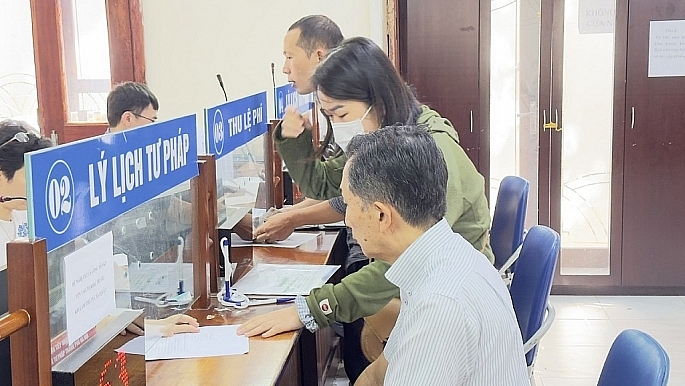 Người dân thực hiện cấp phiếu Lý lịch tư pháp tại Bộ phận một cửa Sở Tư pháp Hà Nội.