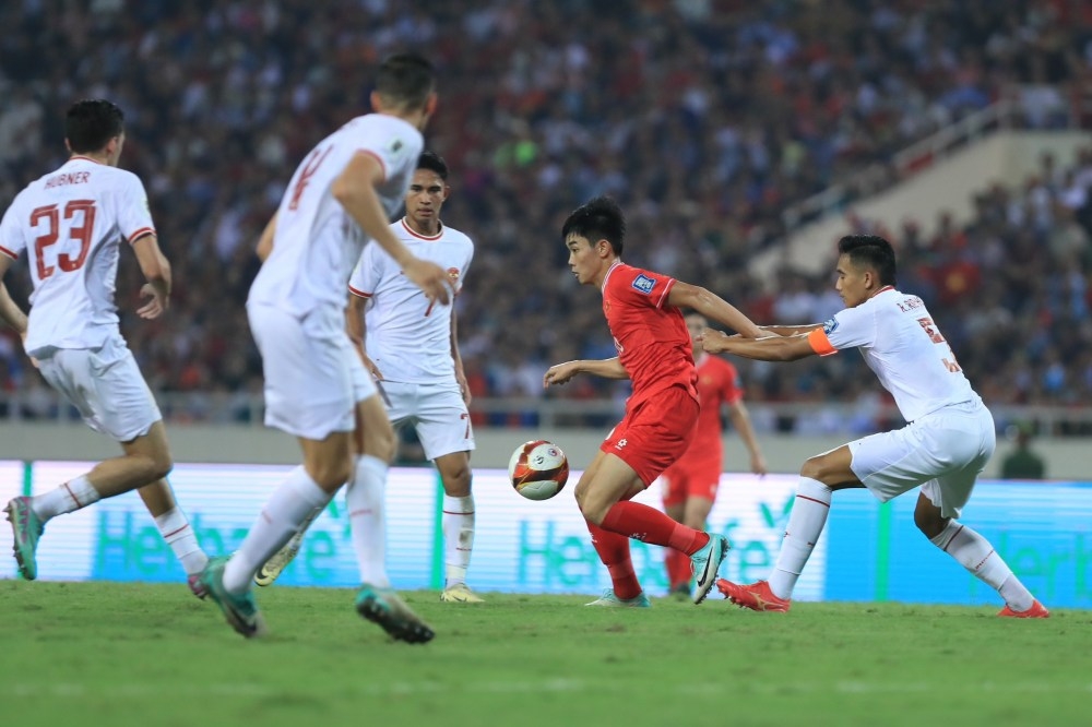 Việt Nam tụt sâu trên bảng xếp hạng FIFA sau 2 trận thua Indonesia