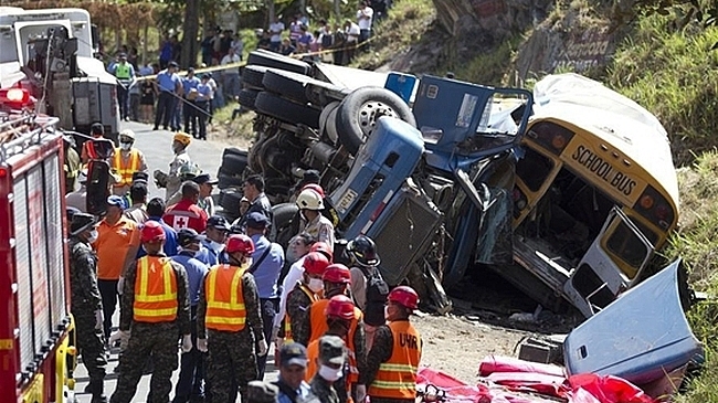 Xe buýt gặp nạn trên cao tốc khiến 5 người tử vong