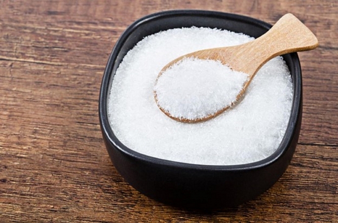Sử dụng bột ngọt kết hợp với muối ăn có thể giúp giảm lượng natri tiêu thụ, góp phần vào chế độ ăn giảm muối.